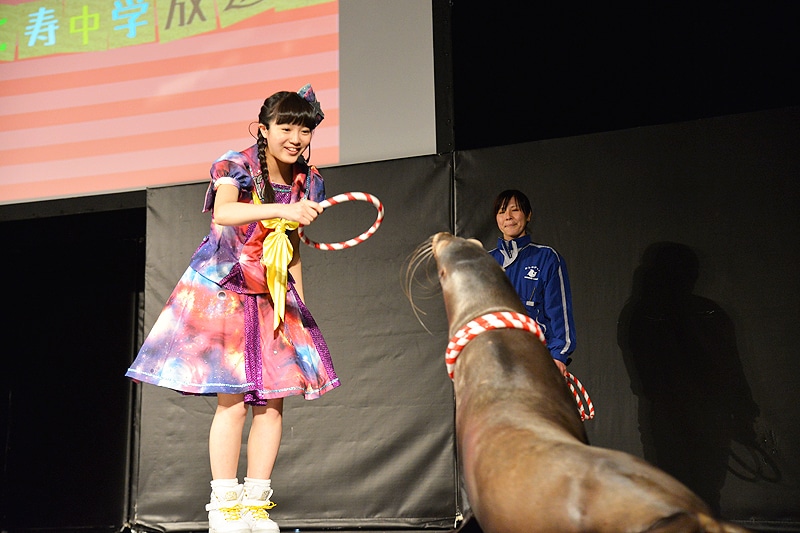 エビ中よみうりランドで「放送部」公開収録、演劇部ドラマにアシカ乱入