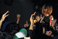 カオティック・スピードキングのライブの様子。