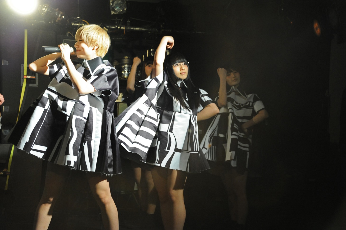 Maison book girlのライブの様子。