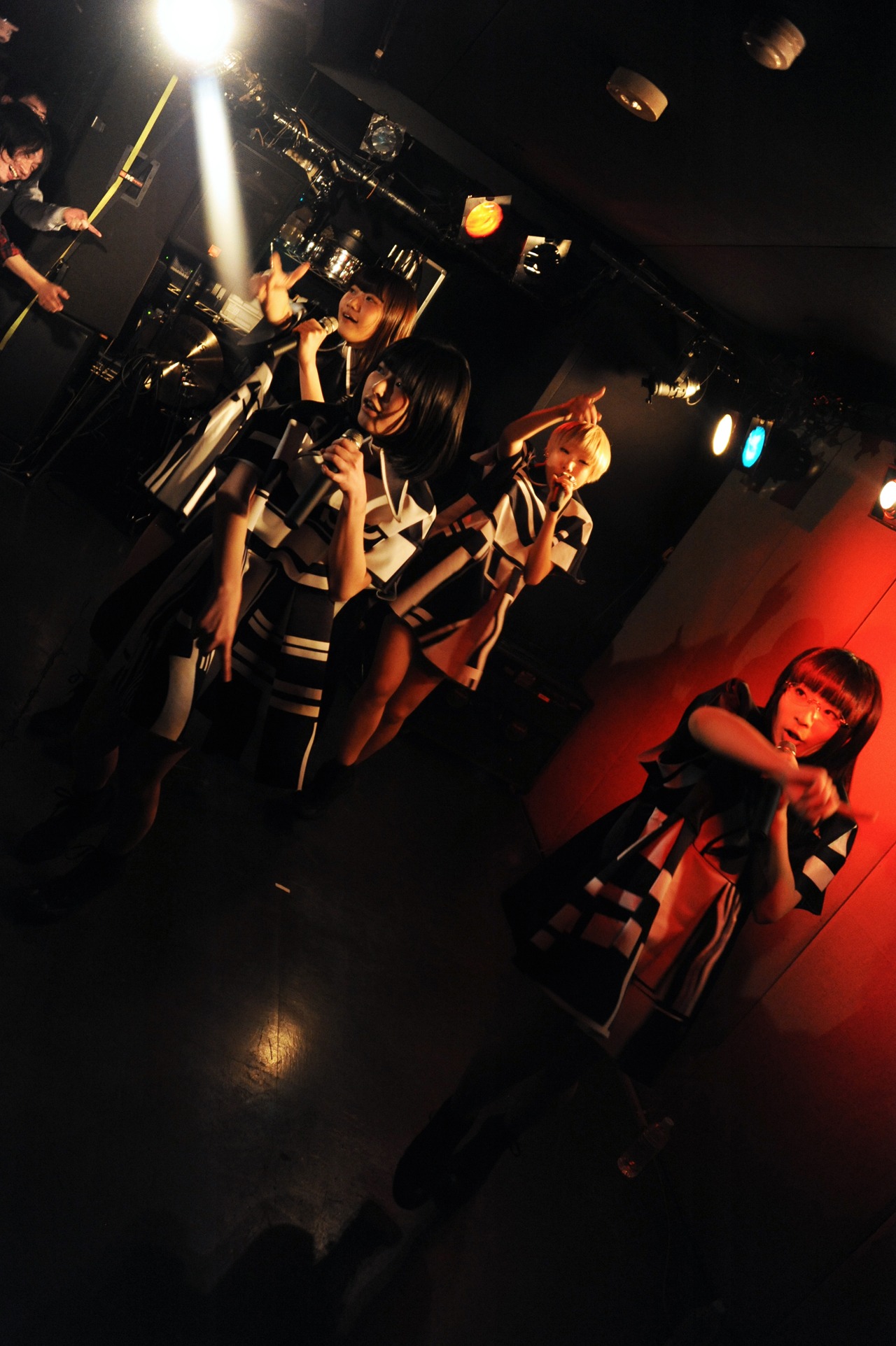 Maison book girlのライブの様子。