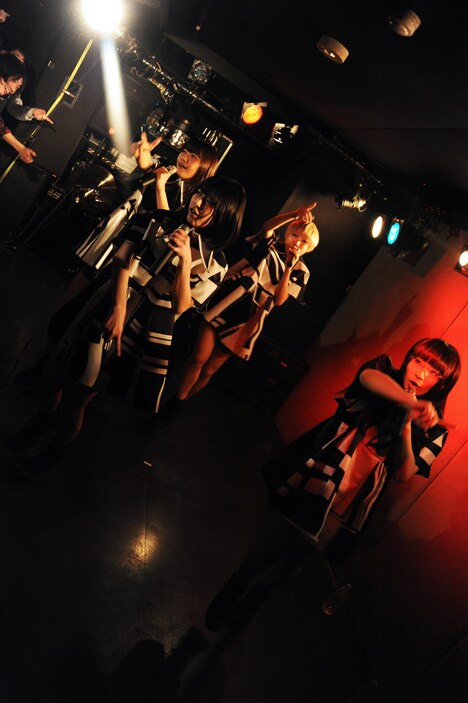 Maison book girlのライブの様子。