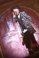 ハジ→（写真提供：EMI Records）