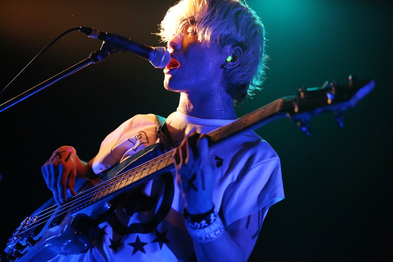 あきらかにあきら（B, Cho / THE ORAL CIGARETTES）（Photo by Viola Kam ［V'z Twinkle］）