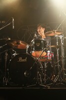 鈴鹿秋斗（Dr）（撮影：石崎祥子）