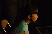 偽3776のステージを見つめる未来人こと井出ちよの。