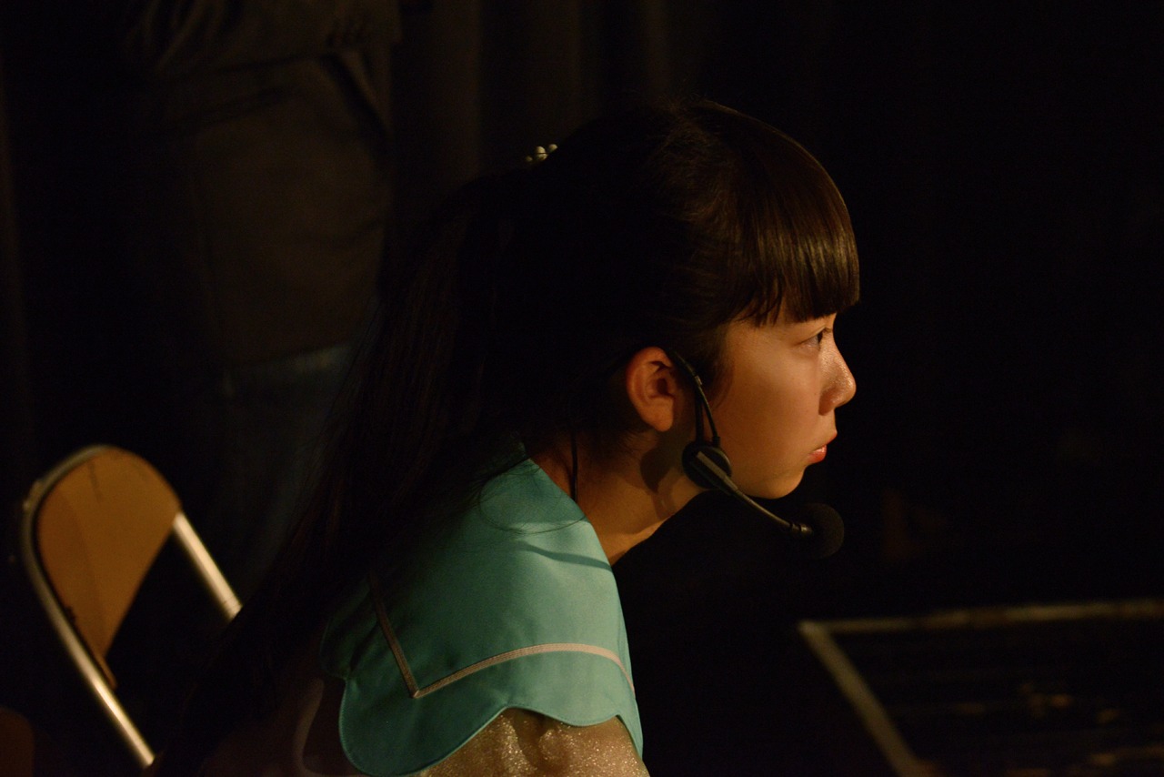 偽3776のステージを見つめる未来人こと井出ちよの。