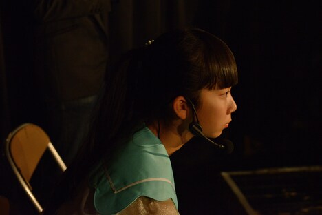 偽3776のステージを見つめる未来人こと井出ちよの。