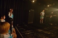 未来人のパフォーマンスを見つめる偽3776。