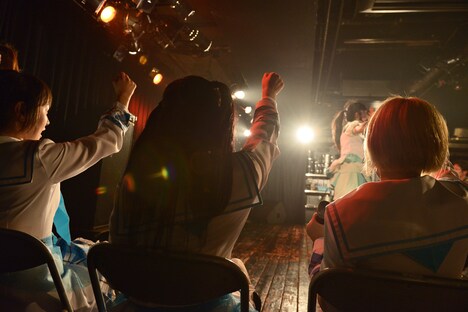 未来人のパフォーマンスについ踊りだしてしまう偽3776。