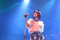 「J-Music LAB 2016 in Taipei」でライブ中のハナエ。