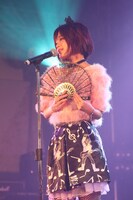 「J-Music LAB 2016 in Taipei」でライブ中のハナエ。