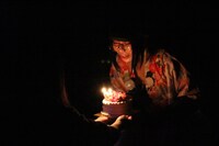 ファンからバースデーケーキを受け取るけちょん。（写真提供：YOU'LL RECORDS）