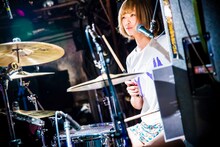 岸波藍（Dr, Cho）（Photo by ナカオユウカ）