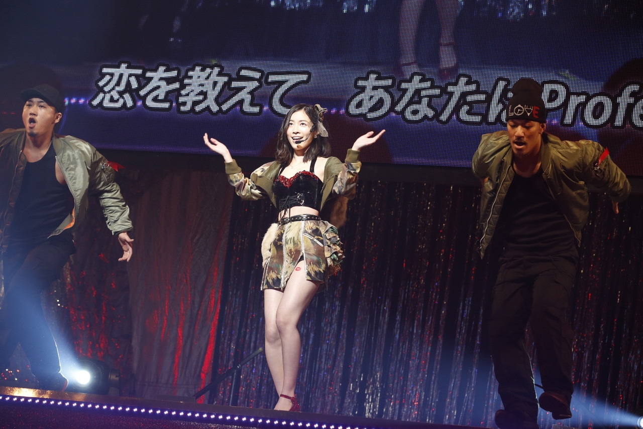 松井珠理奈による「赤いピンヒールとプロフェッサー」歌唱の様子。(c)AKS