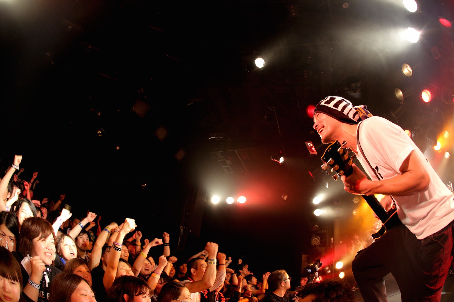 BUZZ THE BEARS「Q TOUR 2015-2016」東京・渋谷CLUB QUATTRO公演の様子。（撮影：桝田哲也）