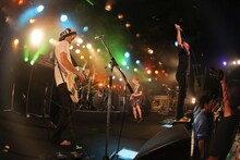 BUZZ THE BEARS「Q TOUR 2015-2016」東京・渋谷CLUB QUATTRO公演の様子。（撮影：桝田哲也）