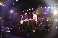BUZZ THE BEARS「Q TOUR 2015-2016」東京・渋谷CLUB QUATTRO公演の様子。（撮影：桝田哲也）