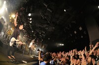 BUZZ THE BEARS「Q TOUR 2015-2016」東京・渋谷CLUB QUATTRO公演の様子。（撮影：桝田哲也）