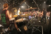 BUZZ THE BEARS「Q TOUR 2015-2016」東京・渋谷CLUB QUATTRO公演の様子。（撮影：桝田哲也）