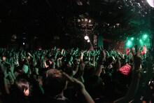 BUZZ THE BEARS「Q TOUR 2015-2016」東京・渋谷CLUB QUATTRO公演の様子。（撮影：桝田哲也）