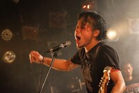 BUZZ THE BEARS「Q TOUR 2015-2016」東京・渋谷CLUB QUATTRO公演の様子。（撮影：桝田哲也）