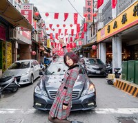 台北の街を歩くハナエ。