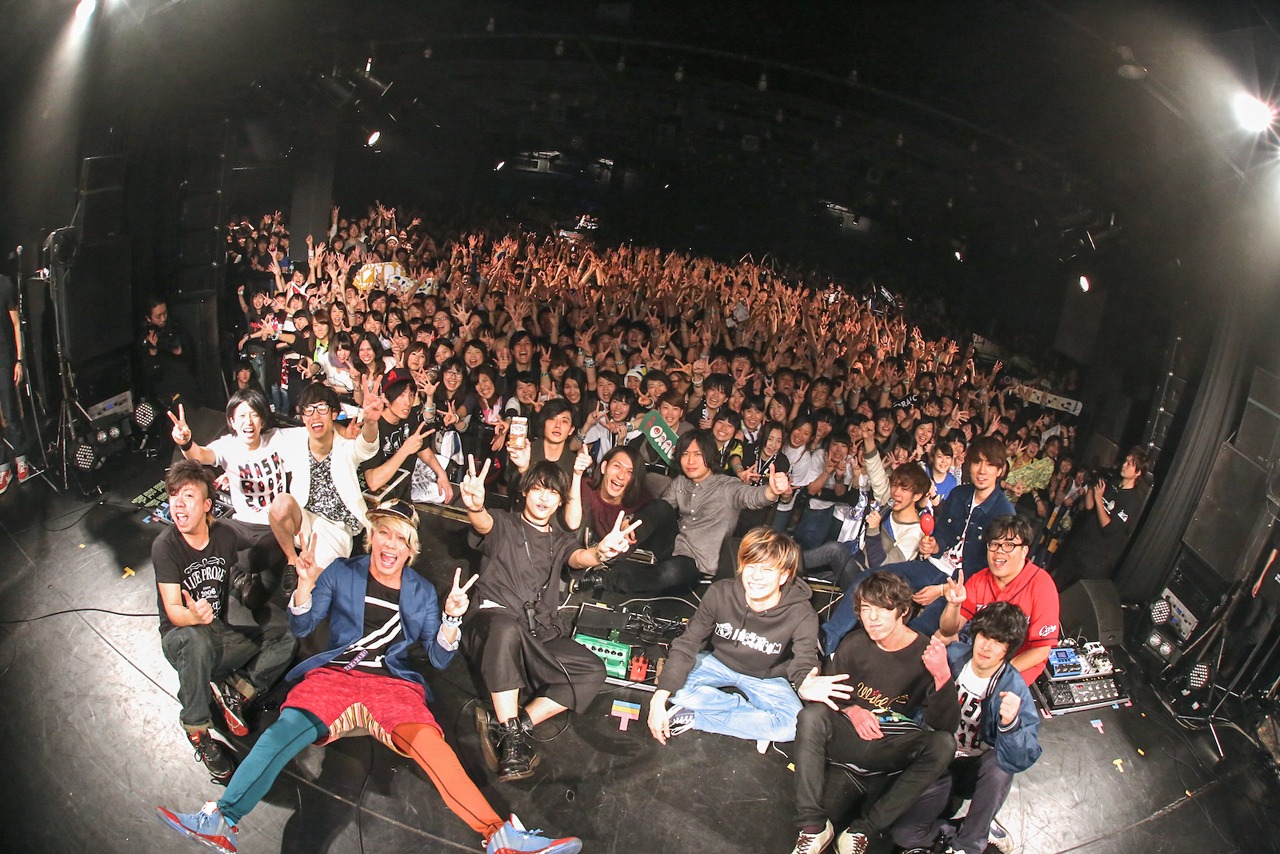 「MASH A&R presents MASHROOM 2016」での集合写真。（Photo by Viola Kam ［V'z Twinkle］）
