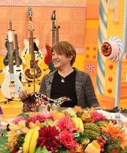 「マツコの知らない世界」収録時の野村義男。(c)TBS