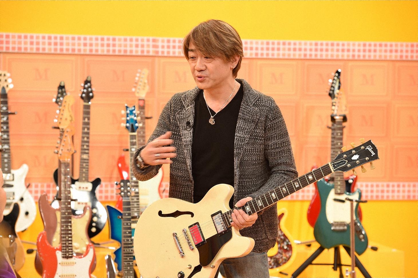 3位は「野村義男の“足の踏み場もない”エフェクターを1冊に、『マツコの知らない世界』出演も」より、「マツコの知らない世界」収録時の野村義男。(c)TBS