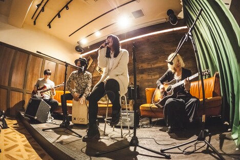 蟲ふるう夜にが1月16日に東京・VANDALISM SHIBUYAで実施したトーク＆ライブイベントの様子。（撮影：粂井健太）