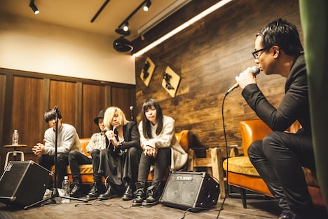 蟲ふるう夜にが1月16日に東京・VANDALISM SHIBUYAで実施したトーク＆ライブイベントの様子。（撮影：粂井健太）