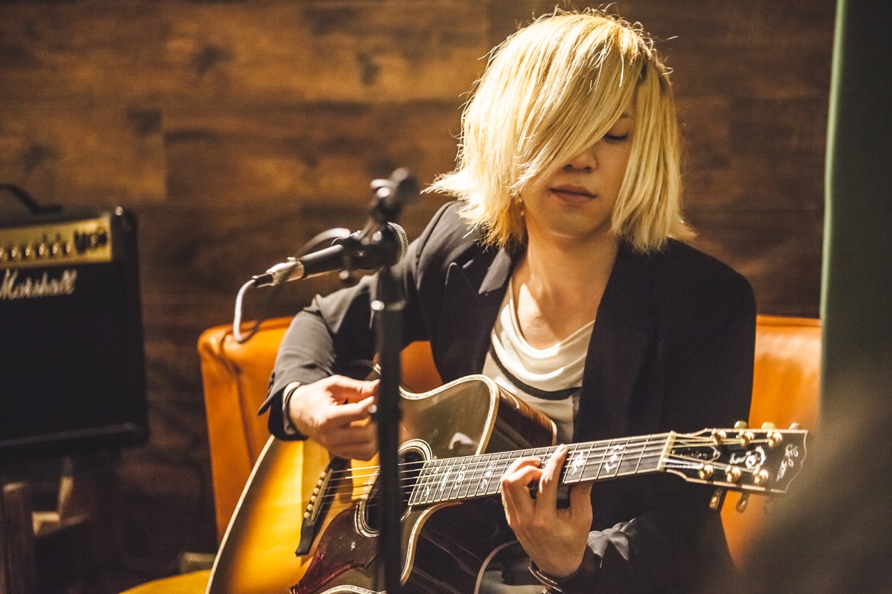東京・VANDALISM SHIBUYAで実施されたトーク＆ライブイベントでの慎乃介（G）。（撮影：粂井健太）