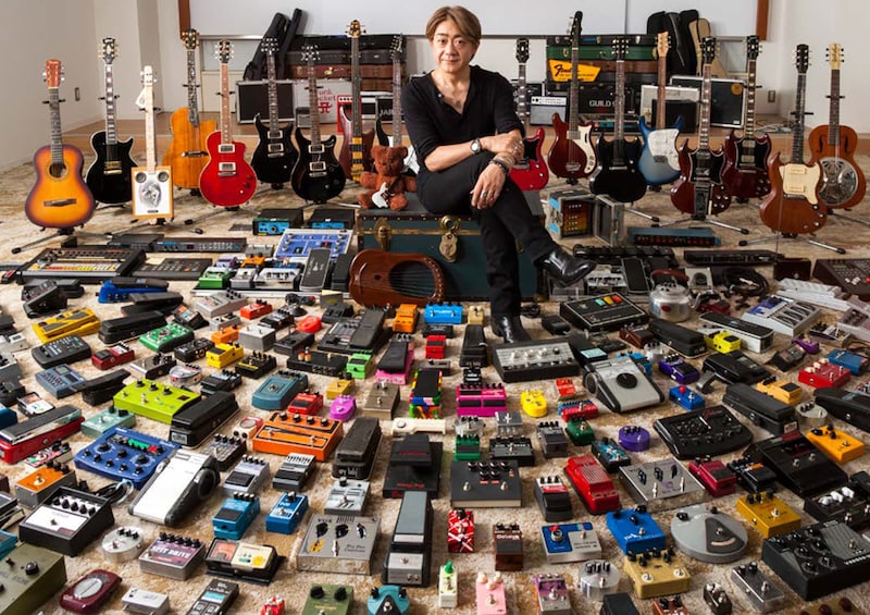 2位は「野村義男の“足の踏み場もない”エフェクターを1冊に、『マツコの知らない世界』出演も」より、エフェクターに囲まれて足の踏み場もない野村義男。