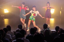 「東京パフォーマンスドール@CBGK!! ～ダンスサミット ネイキッド 2015冬-2016新春～」第5クールの様子。（写真提供：EPICレコードジャパン）