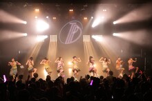 「東京パフォーマンスドール@CBGK!! ～ダンスサミット ネイキッド 2015冬-2016新春～」第5クールの様子。（写真提供：EPICレコードジャパン）