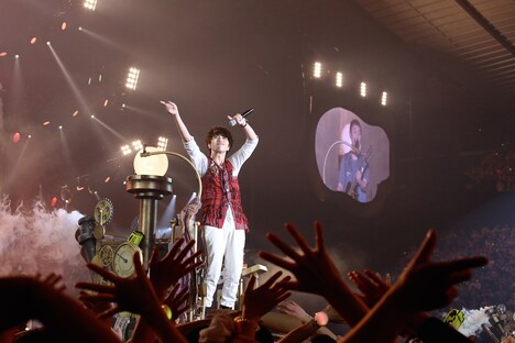 ゆず「SPECIAL LIVE LAWSON presents YUZU ARENA TOUR 2016 TOWA」1月17日公演の様子。（写真提供：有限会社セーニャ・アンド・カンパニー）