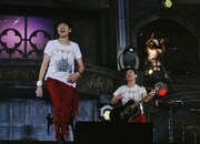 左から北川悠仁、岩沢厚治。（写真提供：有限会社セーニャ・アンド・カンパニー）