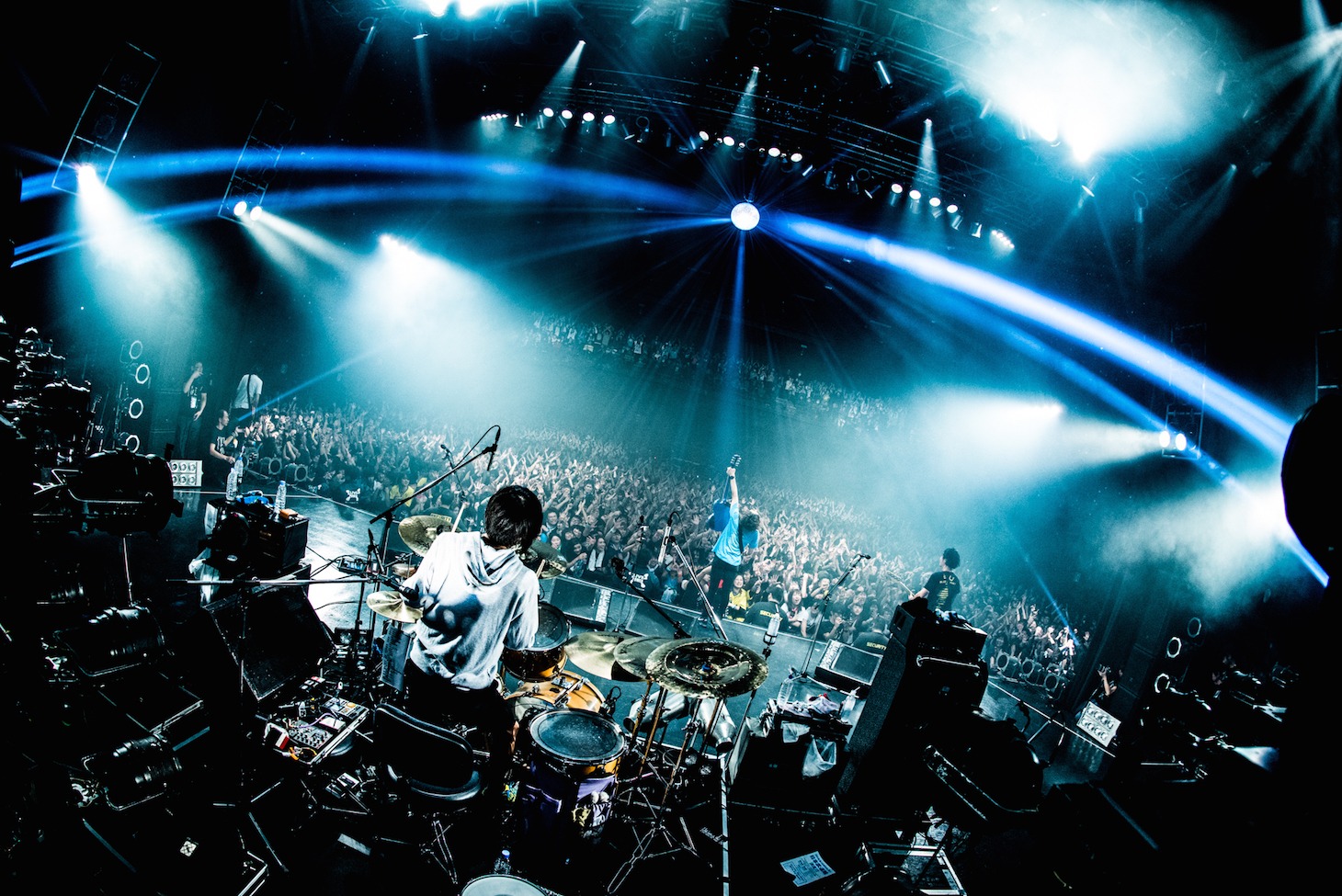 BLUE ENCOUNT「TOUR2015-2016『≒U』」1月17日の東京・Zepp Tokyo公演の様子。（撮影：浜野カズシ）