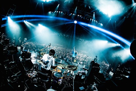 BLUE ENCOUNT「TOUR2015-2016『≒U』」1月17日の東京・Zepp Tokyo公演の様子。(撮影:浜野カズシ)