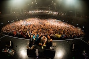 BLUE ENCOUNT「TOUR2015-2016『≒U』」1月17日の東京・Zepp Tokyo公演の様子。(撮影:浜野カズシ)