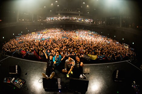 BLUE ENCOUNT「TOUR2015-2016『≒U』」1月17日の東京・Zepp Tokyo公演の様子。(撮影:浜野カズシ)