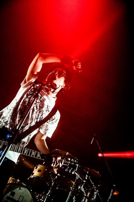 田邊駿一(Vo, G)(撮影:浜野カズシ)