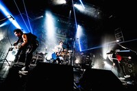 BLUE ENCOUNT「TOUR2015-2016『≒U』」1月17日の東京・Zepp Tokyo公演の様子。（撮影：浜野カズシ）