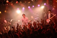 「モノブライト LIVE 2016 bright eyes」東京・渋谷CLUB QUATTRO公演の様子。（撮影：古渓一道）