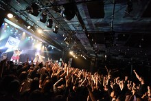 BiSH「IDOL is SHiT」の様子。