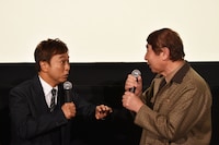 蛭子能収（右）がネタバレをしたときに口を塞げるように、身構えながら話を聞く太川陽介（左）。