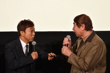 蛭子能収（右）がネタバレをしたときに口を塞げるように、身構えながら話を聞く太川陽介（左）。