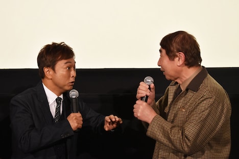 蛭子能収（右）がネタバレをしたときに口を塞げるように、身構えながら話を聞く太川陽介（左）。