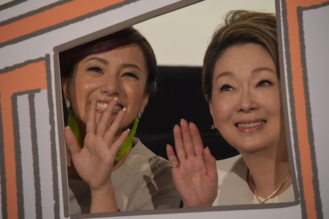 左から三船美佳、由紀さおり。