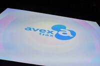 メジャーデビューを発表するVTRのワンシーン。